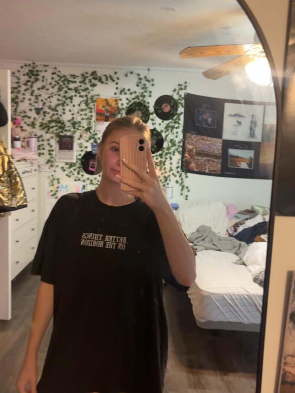 Unbranded Women's Black Graphic Tee - 'Better Things On The Horizon'